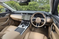 インテリアについては、装備の変更だけでなく、目立たないところにまでソフトパッドをあしらうなどして質感の向上が図られている。