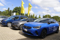 フルEVである「オペル・コルサe」のデモカー（写真右）。