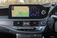 センターコンソールには、タッチパネル式の12.3インチモニターがレイアウトされる。スマートフォンとの連携機能を備え、Apple CarPlayやAndroid Autoにも対応する。