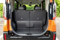 「Tプレミアム」では助手席背面が汚れのふき取りやすい樹脂になっている。後席のスライド機構を活用することで荷室容量を自在に設定できる。