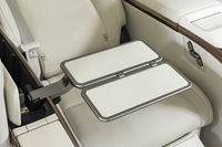 後席には格納式のテーブルが備わっている。革張りのマグネシウム製天板の質感は文句なしだが、大きめのスマートフォンを2つ並べたくらいのサイズでは使いどころに迷う。