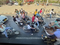 10年前よりはちょっとおとなしくなったようだが、信号待ちではどこもこんな感じ。レースのスターティンググリッドみたいだ。