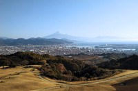 日本平から見る富士山の図。うーん絶景。……それにしても、日本平って平地じゃなくて山だよね。なんで日本“平”って名前なんだろう？