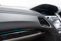 ハンズオフ運転ではステアリングホイールのイルミネーションが青く光るだけだが、レベル3の自動運転ではダッシュボードやセンターモニターバイザーのイルミネーションも点灯する。