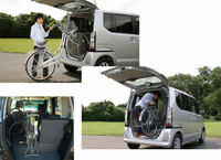 初代「N-BOX」の開発で重視されたのは「自転車を楽に積めること」。高い車高とホンダ独自のセンタータンクレイアウトにより、広々とした車内空間を実現していた。