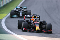 ハミルトン（写真後ろ）の猛追に遭うフェルスタッペン（同前）。レッドブルのエースは、予選で2位、ハミルトンの失格で先頭からスプリント予選に臨むも、ソフトタイヤを履くボッタスに抜かれ再び2位。レースではスタートでトップを奪ったが、ハミルトンの速さの前に屈服せざるを得なかった。2位表彰台に立ったチャンピオンシップリーダーは、「すべてを出しきったが、最後にきてペースがちょっと足らなかった。ポイントでのリードはまだあるから、今日はダメージリミテーションとなったね」とレース後に語っていた。チームメイトのセルジオ・ペレスは、スプリント予選で4位。レースでは2位に上がるも、最終的には4位でフィニッシュ。最後にファステストラップを記録し、ハミルトンにボーナスの1点を渡さなかった。（Photo=Getty Images / Red Bull Content Pool）