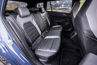 「ゴルフヴァリアントTDI Rライン」のリアシート。足もとと頭上には、大人が長距離移動でもリラックスできる余裕の空間が広がっている。