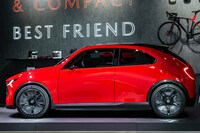 「ビジョンXコンパクト」のサイドビュー。ボディーサイズは全長×全幅×全高＝3825×1795×1470mm。実用コンパクト的な車形といい、「ビジョンXクーペ」よりは現実味があるか？