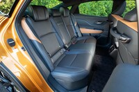 後席は固定式でセンターアームレストの部分のみが倒れてトランクスルーになる。そのぶん左右の2座には立派なサイドサポートが備わる。