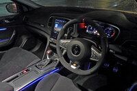 早朝の武蔵野にて。センターコンソールやドアトリムに仕込まれた、控えめなイルミネーションがおしゃれだ。Android Autoでスマホをつないだら、いざ出発。