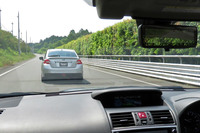 区画線が消された状態の道を行く先行車。実際の道では、渋滞などで先行車との車間が短く、かつ先行車がバスやトラックなどの大型車だった場合に区画線が見えない状態（先行車の車体によって区画線が隠されてしまう）に陥りやすいのだとか。