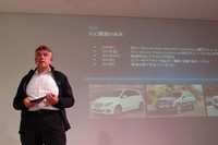 「EQC」の発表会で、車両の概要を説明するケルツ氏。開発におけるEVならではの難しさとして「駆動トルクのマネジメント」を挙げた。