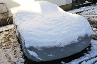 雪に埋もれる「ダッジ・バイパー」の図。記者は自宅と編集部の往復で2度転倒しました。読者諸兄姉におかれては、マイカーのタイヤはもちろんクツにもお気をつけください。