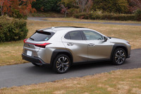 エッジの効いた形状のホイールハウスや、後方に向かってキックアップしたキャラクターラインが目を引く。