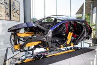 車体の基礎は既出の「GA-K」プラットフォームだが、各部に補強を追加し、組み立てに専用の工法を取り入れるなどして、プレミアムカーにふさわしい剛性を実現している。（写真：花村英典）