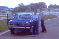 ミシェル氏本人の家族アルバムから。初めてのマツダ車は、スーパーマーケット店頭に展示されていた「828（グランドファミリア）」だった。1977年撮影。