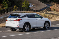 ボディーサイズは全長5000×全幅1895×全高1725mm。「RX450h」より全長を110mm、全高を15mm拡大し、電動格納式の3列目シートを採用、7人乗り仕様とした。
	
	 