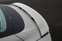 端正なフォルムを崩さないとの配慮からか、リアスポイラーは速度感応型を採用。