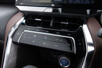 空調や音響機器のコントローラーはタッチ式。操作性を考慮し、押しボタンやダイヤルによるコントローラーの採用も検討したが、オーナー調査をしたところ「タッチ式がいい」との声が多数を占めたため、この方式が継承されたという。