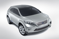 「レクサスLF-Xh」ハイブリッド採用のプレミアムSUVは次期「ハリアー」か？【出展車紹介】