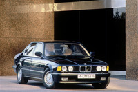 こちらが標準モデル。「キドニーグリル」は「750iL」よりもひとまわりコンパクト。