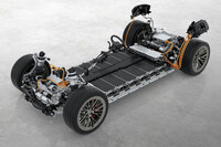 「カイエン エレクトリック」のローリングシャシー。バッテリー容量は113kWhで、WLTPモードでの航続距離は623～642kmを標榜（ひょうぼう）。「ターボ」モデルは歴代ポルシェの市販モデルで最強の、1156PSの最高出力を発生するという。