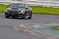 袖ケ浦フォレストレースウェイで「スバルWRX S4 GT-H EX」（プロトタイプ）に試乗する筆者。新型WRX S4のサスペンションストロークは、先代比で前が5％、後ろは20％拡大している。
