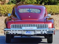 車両の後端に配されたラジエーターグリル。その下には左右3本、計6本出しのマフラーが並んでいる。