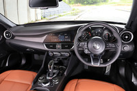 「2.0ターボTi」は現行「ジュリア」のエントリーグレード。かつての「2.0ターボ スプリント」より価格は上がったが、新世代のインフォテインメントシステムやナビゲーションシステムを標準で備えるなど、装備も格段に強化されている。