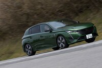 1.5リッター直4ディーゼルターボエンジン「DV5」は最高出力130PS、最大トルク300N・mを発生。WLTCモードの燃費値は21.6km/リッターと公表されている。