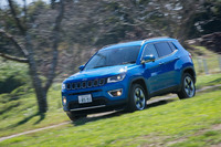 「リミテッド」のAWD機構は、FFをベースとしたフルタイム式の「ジープ・アクティブドライブ4×4システム」。燃費を改善するため、前輪のみで走行する際にリアアクスルを分離する機構が備わっている。