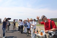 突然の取り壊し通告から1年後の2022年7月2日に実施されたお披露目および報告会で、献杯する多摩川スピードウェイの会のメンバーとゲスト。