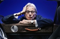 英国を代表するデザイナーのひとり、ポール・スミス氏。MINIブランドとのコラボ歴は長く、過去にもオリジナルの車両や関連グッズを発表している。