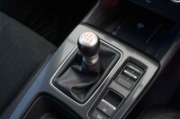 赤で描かれたゲートパターンなど、既存のモデルとは微妙に意匠の異なるシフトノブ。脇には新設のドライブモードセレクターのトグルスイッチが配されている。