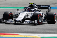 名をトロロッソからアルファタウリに変更したレッドブルのジュニアチーム。カラーリングも白基調となり、マシン名も「AT01」と改められた2020年は、ホンダとのパートナーシップ3年目。昨季は表彰台を2度も経験する実りある一年だったが、コンストラクターズランキングは6位といまひとつだったため、今年はさらなる飛躍を期待したいところだ。オーストリアGP予選では、激戦の中団勢のなかでピエール・ガスリー12位、ダニール・クビアト13位とポイントを狙える位置を獲得。ガスリーは7位入賞となるも、クビアトは残り2周でリアタイヤがパンクし12位完走扱いで終わった。（Photo=Getty Images / Red Bull Content Pool）