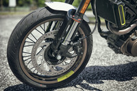 サスペンションは、前がφ43mmのWP製倒立フォーク、後ろが同じくWP製のモノショックの組み合わせ。タイヤサイズは前が110/70R17 M/C 54H、後ろが150/60R17 M/C 66Hで、メッツラーの「スポルテックM5インタラクト」が装着されていた。