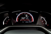 メーターは中央に7インチの液晶パネルを配置した単眼式となる。