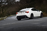 「86 GR」では、「フロントステアリングラックブレース」と「リアサスペンションメンバーブレース」を組み込むことで、車体の剛性が高められている。