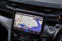 ダッシュボードの中央には10.1インチのタッチスクリーンを配置。オーディオナビゲーションシステム「Uconnect」や地上デジタルテレビチューナー、ETC2.0、Bluetoothハンズフリー通話機能、オーディオストリーミング機能、Apple CarPlay／Android Autoなどが組み込まれている。