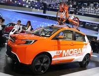2018年の北京モーターショーの会場で。「中国一汽」は、モバイクとEVカーシェアリングを組み合わせたコンセプトビークルを展示した。