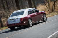 シャシー関連では、ロールス・ロイスとしてはこれが初という後輪操舵機構の採用もトピックとして挙げられる。