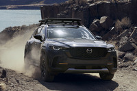 タフネスを強調したスタイルがすてきな「マツダCX-50」だが、日本では当面、現行の「CX-5」が主力になるという。