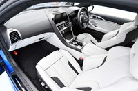 ブラックとシルバーストーンのハイコントラストが印象的な、試乗車のインテリア。ハンドルの位置は左右が選択できる。