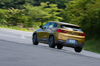 ボディーの上屋部分を絞り込むことで、SUVでありながらスポーティーなフォルムとしている。