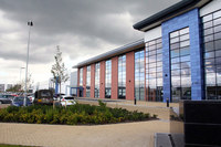 ガラスエリアの広い、コベントリー工場の建屋の外観。クリーンな内外観はもちろん、ゼロエミッションを実現するソーラーパネルや雨水貯水リサイクルシステムなど、各所に最新の設備が取り入れられている。