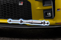 路面からの入力や微振動を吸収し、乗り心地とドライバビリティーを向上させるパフォーマンスダンパー。一台につき2本、フロントとリアに装着する。（写真：トヨタカスタマイジング＆ディベロップメント）