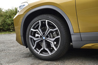 試乗車は225/45R19サイズの「ピレリ・チントゥラートP7」ランフラットタイヤを装着していた。写真のホイールは標準装備の「M ライトアロイホイール Yスポークスタイリング722M」。