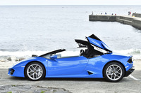 ソフトトップの開け閉めに要する時間はそれぞれ約17秒。50km/h以下なら走行中でも開閉できる。