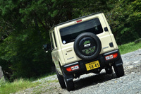 新型「ジムニー」は全車、「ブレーキLSDトラクションコントロール」を装備。不整地などにおいていずれかの車輪が空転してしまった際、それにブレーキを掛けることで他への駆動力を確保し、脱出をアシストする。