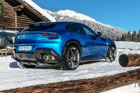 2022年9月に発表された「フェラーリ・プロサングエ」。かねて“4ドアのフェラーリ”“悪路も走れるフェラーリ”に対する要望はあったが、スポーティーな走りを実現できないことから市販化には至らなかったという。それが、技術革新によってこれらの要素の両立にめどがついたことから、プロサングエがデビューする運びとなった。